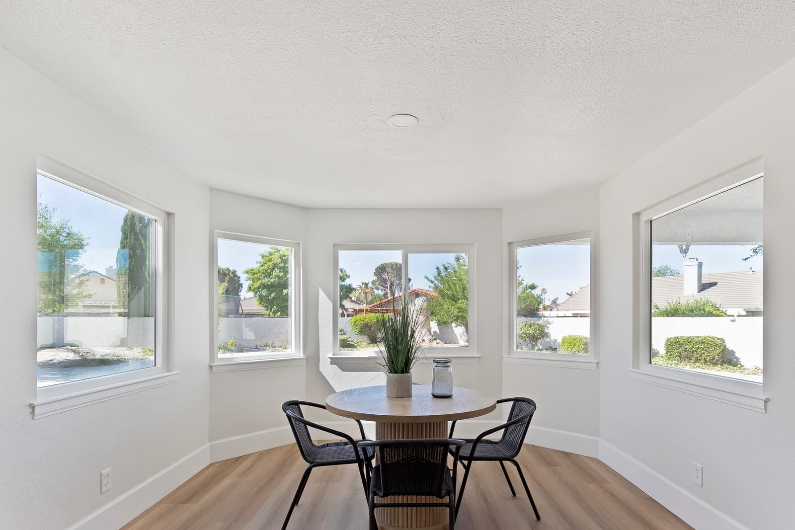 Breakfast nook with a round table in a bay of windows